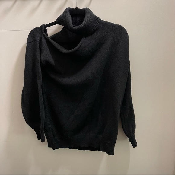 Sweaters - 𝅺OFF the shoulder black turtleneck